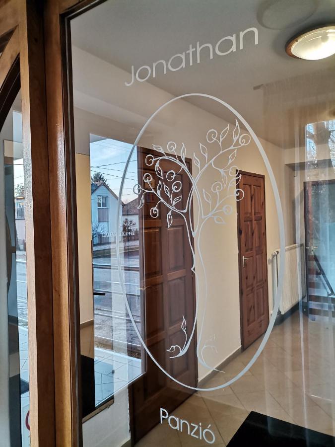 Komárom Jonathan Bed&Pizza المظهر الخارجي الصورة