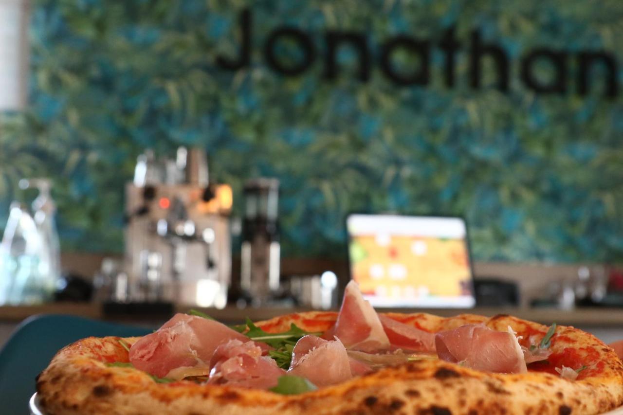 Komárom Jonathan Bed&Pizza المظهر الخارجي الصورة