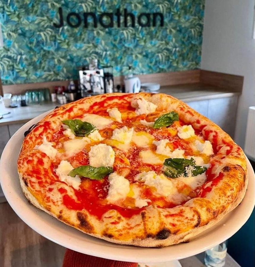 Komárom Jonathan Bed&Pizza المظهر الخارجي الصورة